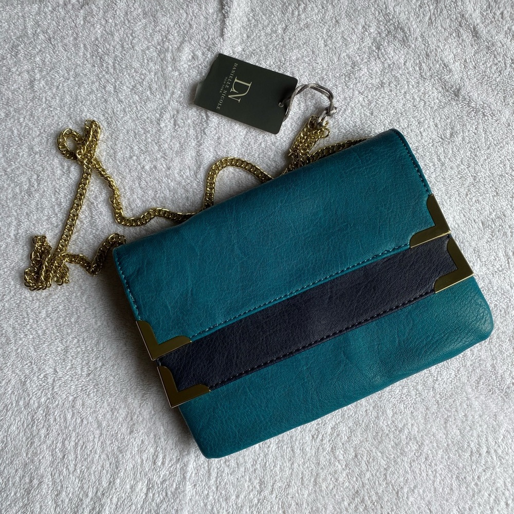 Danielle Nicole Peacock/Blue purse with gold chain